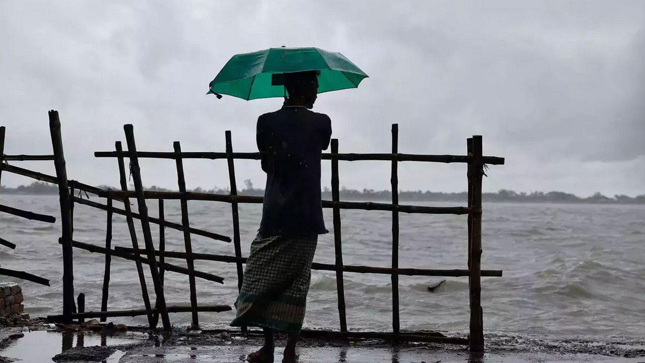 ঘণ্টায় ৮০ কিলোমিটার বেগে ঝোড়ো হাওয়ার শঙ্কা: দেশের ৬ অঞ্চলে সতর্কতা জারি