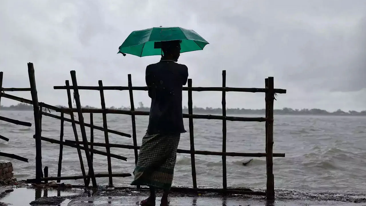 ঘণ্টায় ৮০ কিলোমিটার বেগে ঝোড়ো হাওয়ার শঙ্কা: দেশের ৬ অঞ্চলে সতর্কতা জারি