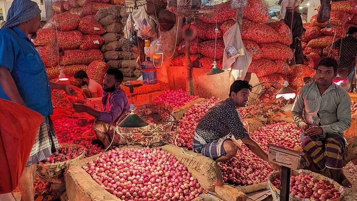 ১০ দিনে পেঁয়াজের বাজার দ্বিগুণ: দাম বাড়ার আসল কারণ ফাঁস