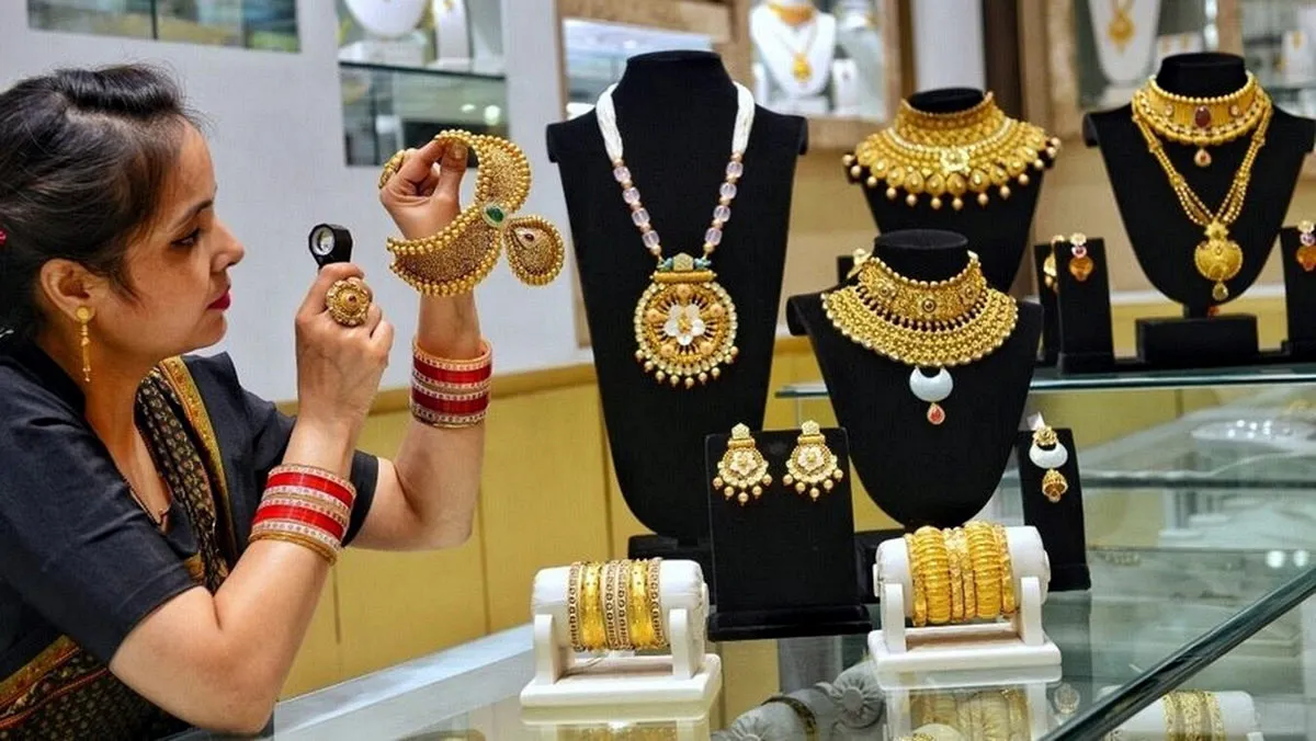 সোনার দামে বড় পতন: ২২ ক্যারেট স্বর্ণের ভরি এখন কত