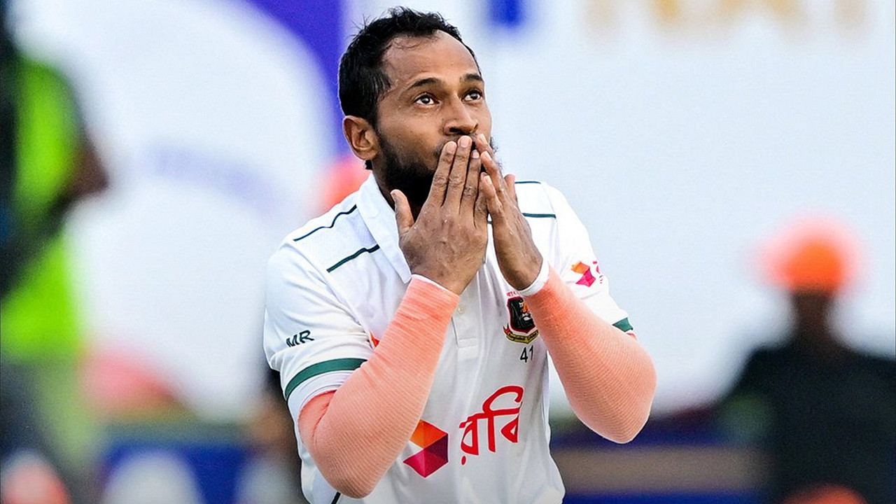 শততম টেস্টে শতক হাঁকিয়ে বিশ্ব রেকর্ড গড়লেন মুশফিক