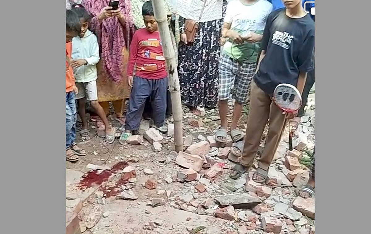 মেয়ের দাফন বাদ দিয়ে স্ত্রীর জন্য হাসপাতাল খুঁজছেন বাবা আবদুল হক