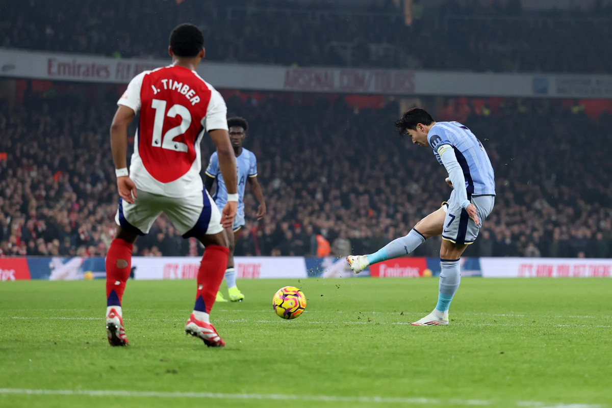 রাতে আর্সেনাল বনাম টটেনহাম ম্যাচ: খেলাটি লাইভ দেখার উপায় ও সময়সূচি