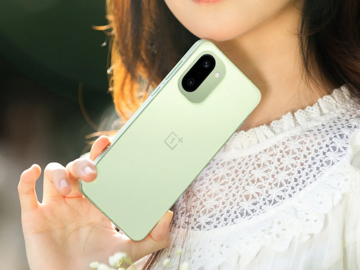 কম দামে OnePlus 15R: ফ্ল্যাট ডিজাইন ও 50MP ক্যামেরা