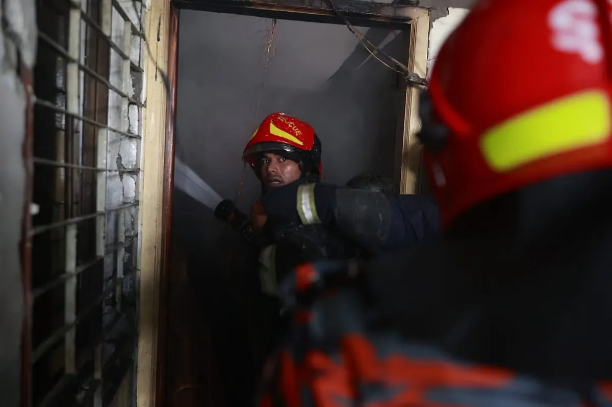 শাহবাগে পিজি হাসপাতালে অগ্নিকাণ্ড: ঘটনাস্থলে ফায়ার সার্ভিসের ৭টি দল