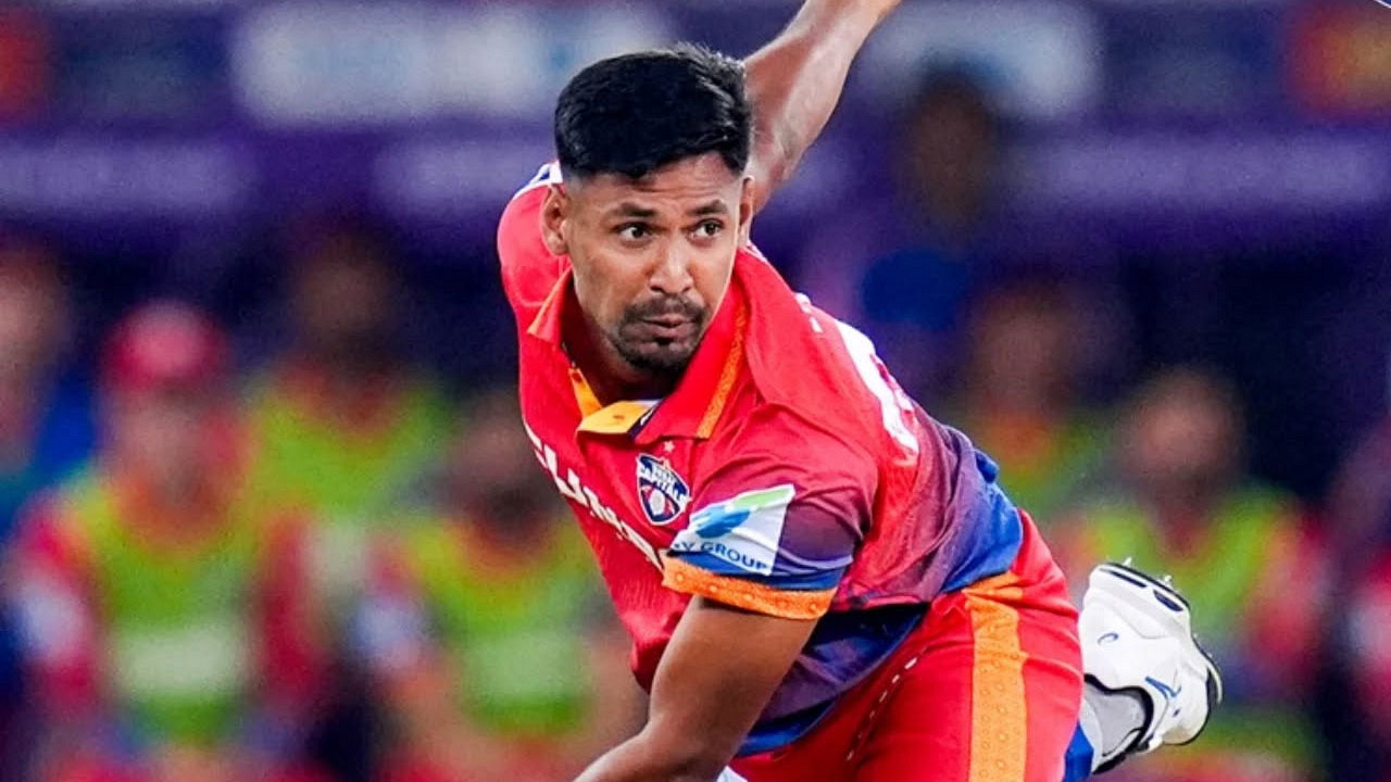 আইএল টি-টোয়েন্টিতে অভিষেকেই কাটার-মাস্টার মুস্তাফিজের ঝলক