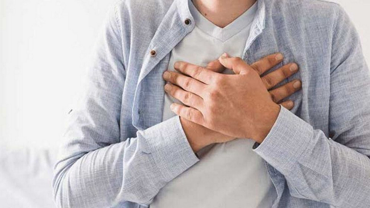 সকালে ঘুম ভাঙতেই বুকে ব্যথা? এই ৫টি বড় রোগের লক্ষণ চিনুন এখনই!