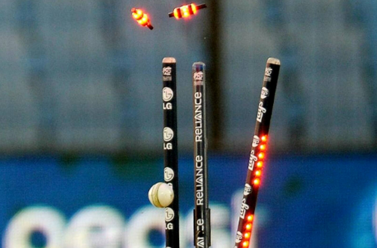 অবিশ্বাস্য বিশ্ব রেকর্ড:১ ওভারে ৫ উইকেট নিয়ে গড়লো নতুন ইতিহাস