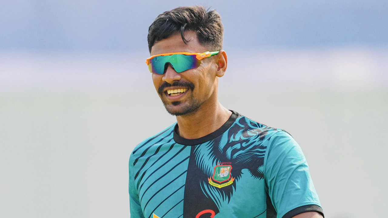 আইপিএল থেকে বাদ পড়ে পিএসএলে মুস্তাফিজ