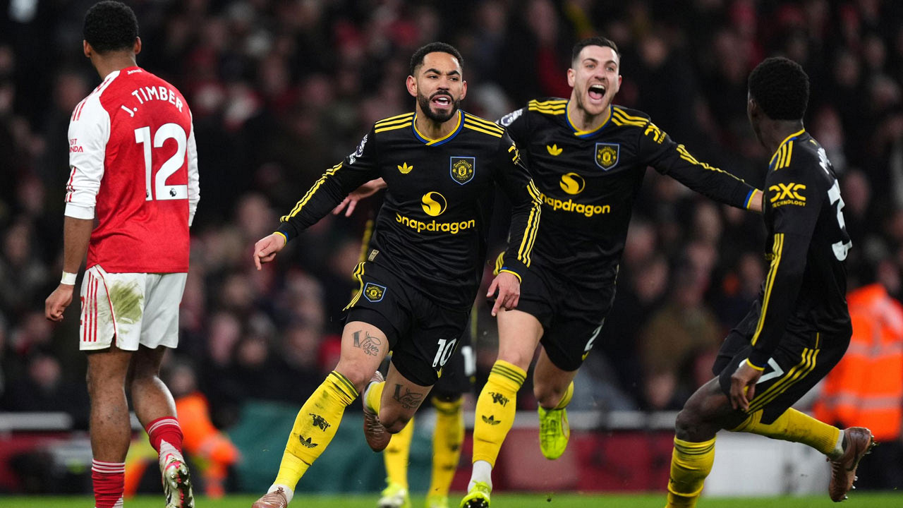 আর্সেনালকে হারিয়ে প্রিমিয়ার লিগের শিরোপার লড়াই জমিয়ে দিল ম্যানইউ