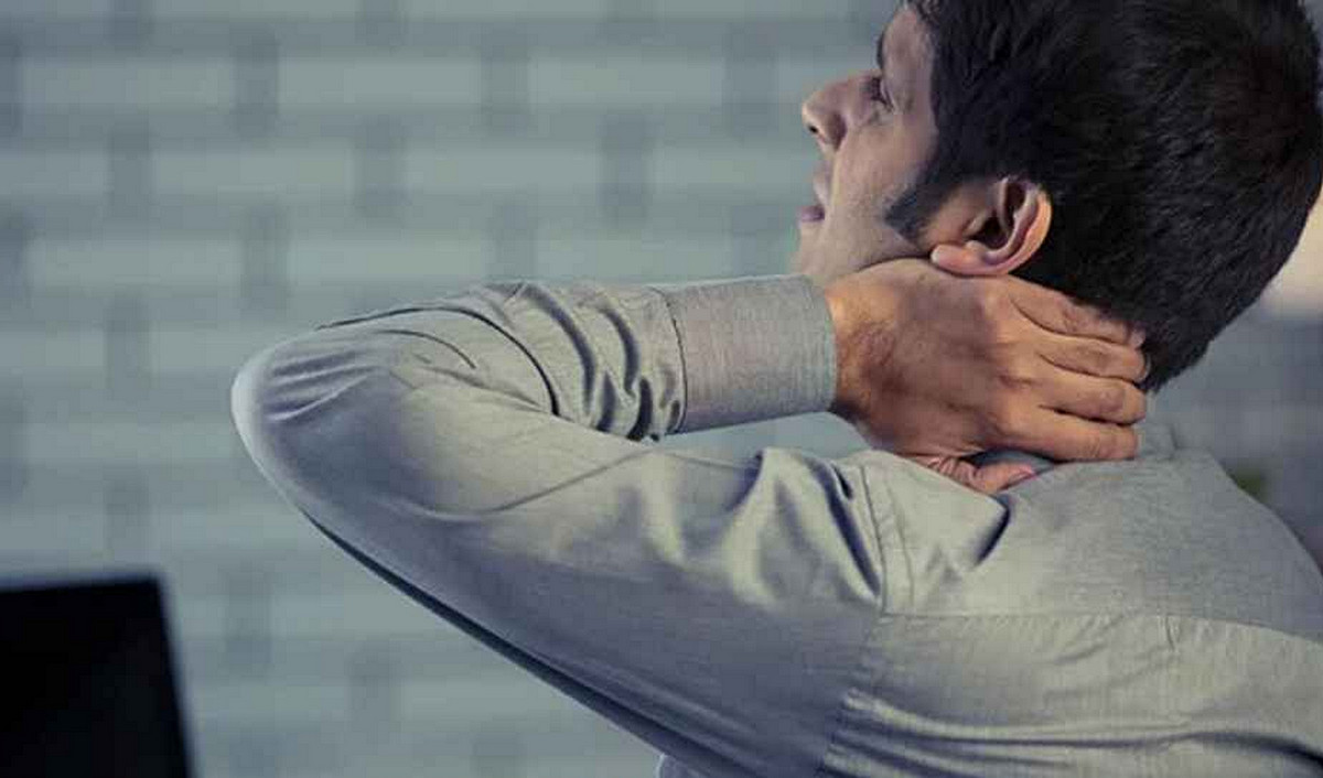 ঘাড়ব্যথায় ভুগছেন? অবহেলা করলেই বিপদ! জানুন সুস্থ থাকার সহজ উপায়