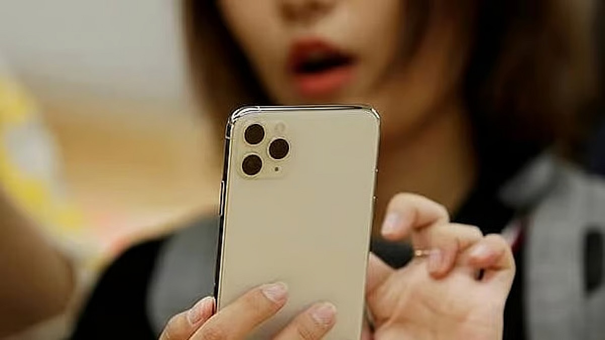 প্রতিদিন শতবার আপনার ফোনের ডাটা নজরদারি করছে