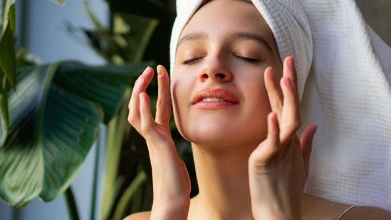 শীত শেষেও ত্বক ঝকঝকে রাখার সঠিক ফেস অয়েল