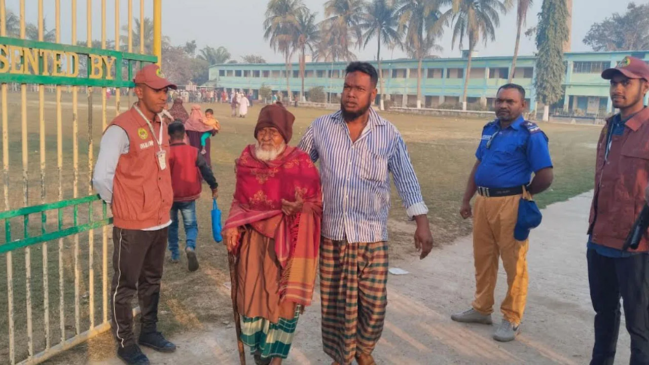 ১০৫ বছর বয়সেও নাগরিক দায়িত্ব: সবার আগে ভোট দিলেন হেকমত আলী