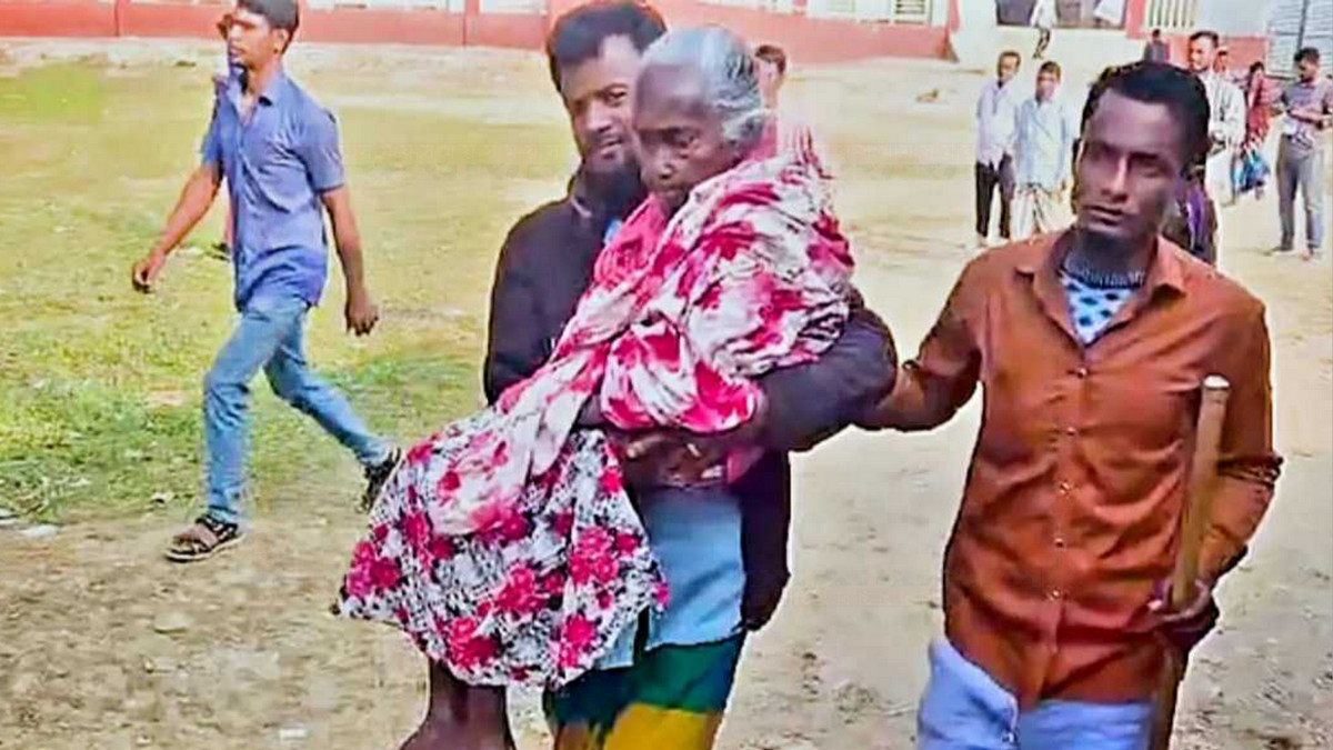 নাতির কাঁধে চড়ে ভোট দিতে কেন্দ্রে ১২০ বছরের বৃদ্ধা!