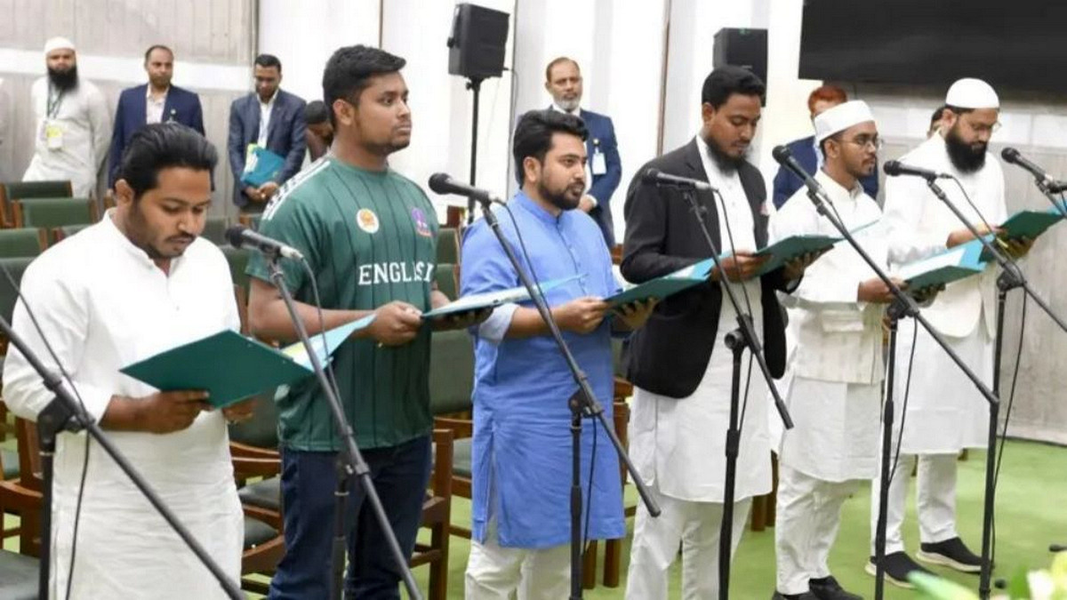 জার্সি পরে শপথ হাসনাতের: সংসদে ড্রেসকোড নিয়ে তোলপাড়!