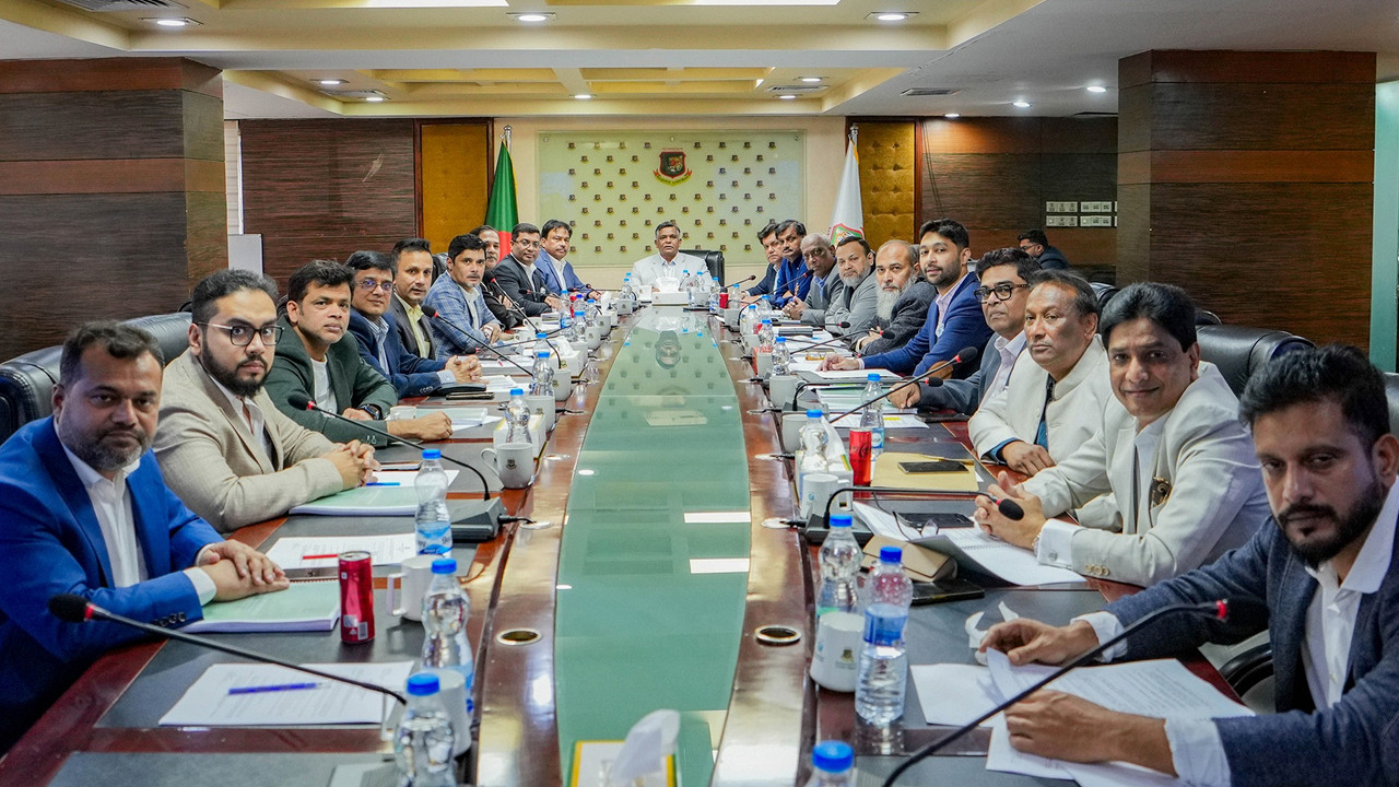 অস্থিরতার মাঝে বিসিবির জরুরি সভা: বড় ঘোষণা কি আজই?