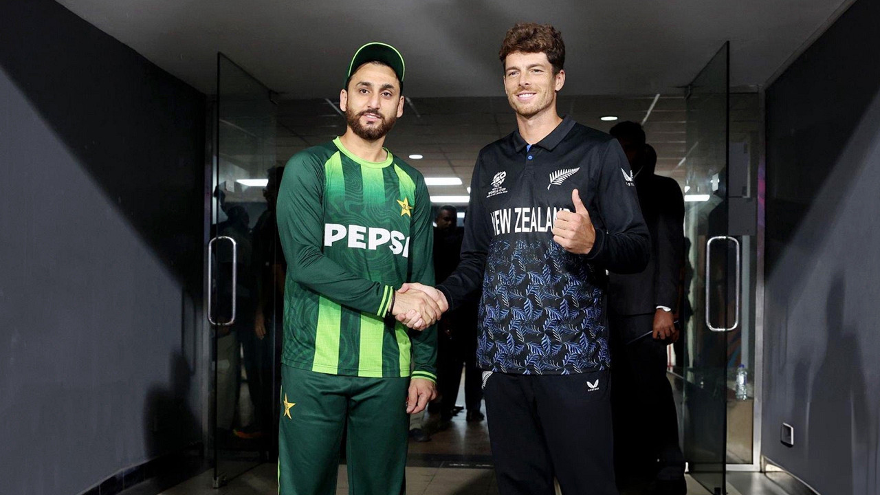 নিউজিল্যান্ডের জয়ে বিপাকে পাকিস্তান: সেমিতে ওঠার কঠিন সমীকরণ