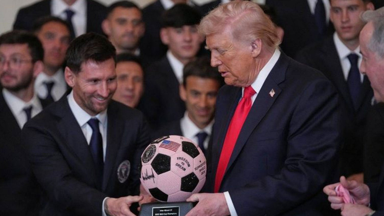 হোয়াইট হাউজে মেসি: ট্রাম্পকে কী উপহার দিলেন মহাতারকা?