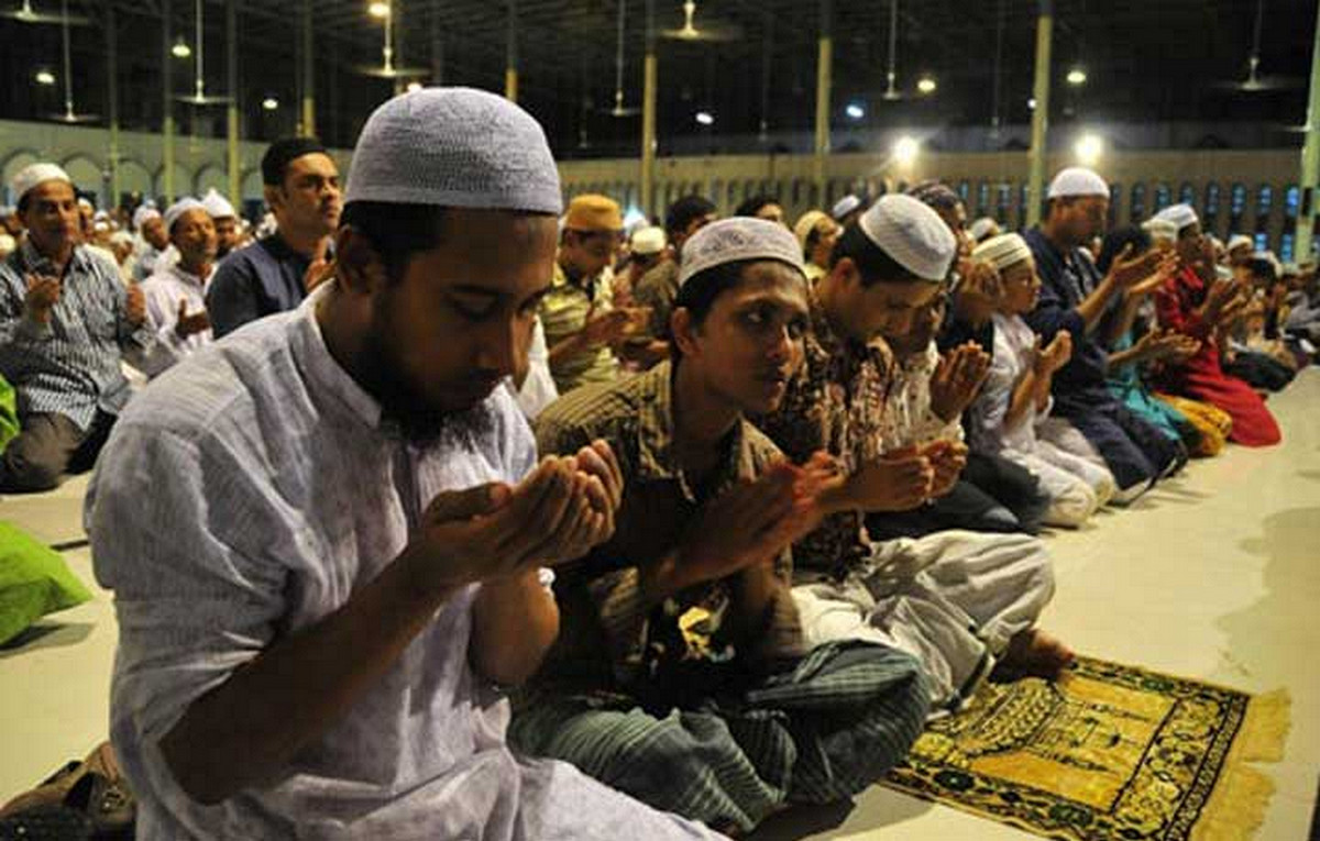 কষ্টে বা রোজার ক্লান্তিতে তারাবিহ কম পড়া যাবে? জানুন শরিয়তের বিধান