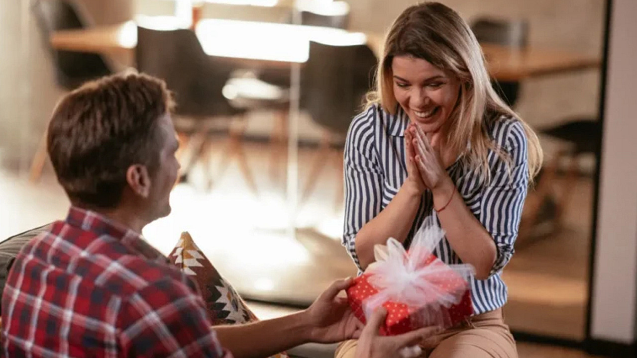 নারী দিবস ২০২৬: প্রিয়জনকে চমকে দিতে সেরা ৬ উপহার