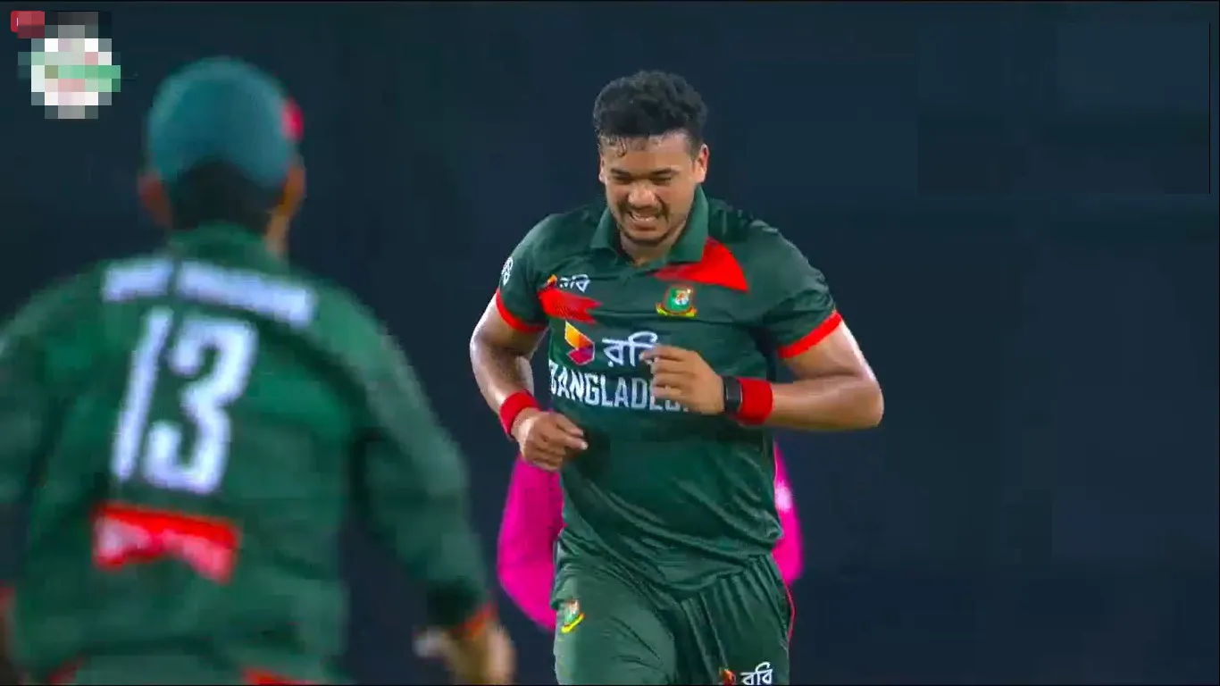 বাংলাদেশ বনাম পাকিস্তান: ৩ ওভাবে ৩ উইকেট, সরাসরি দেখুন Live
