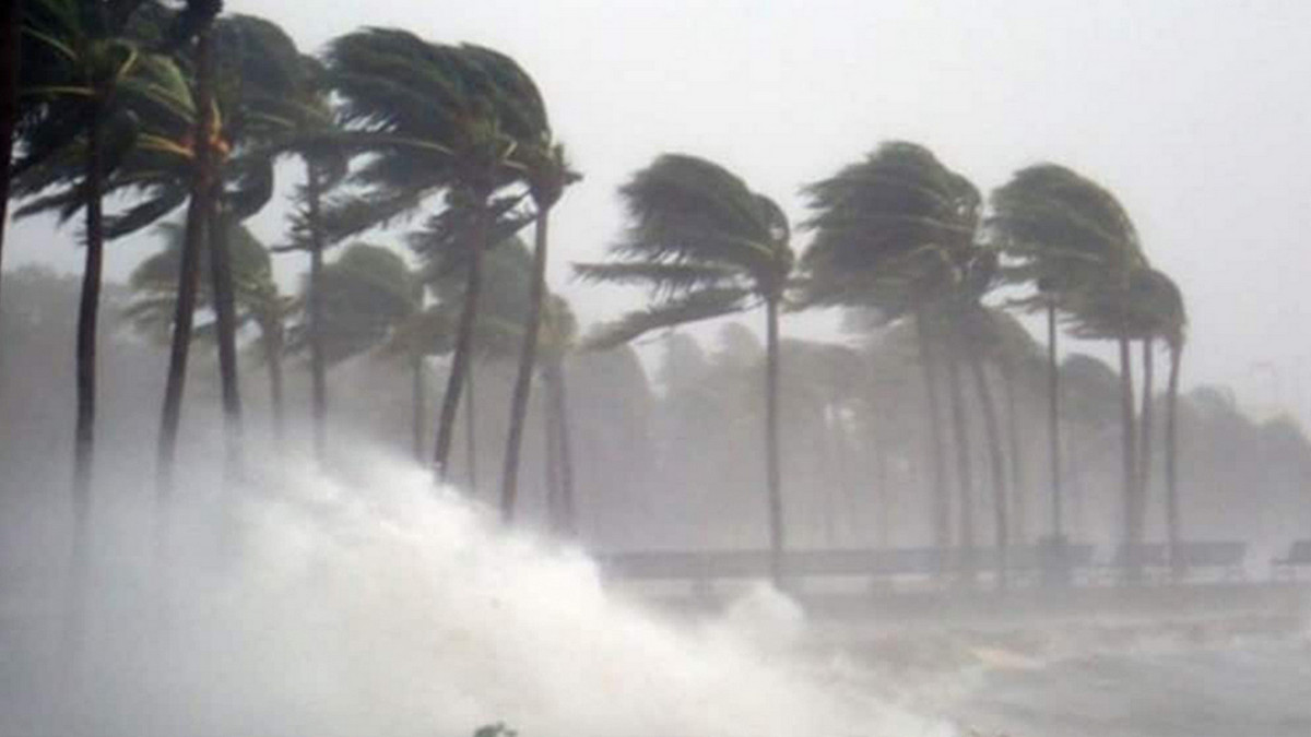 সাবধান! আজ দুপুরের মধ্যে ৪ জেলায় ৮০ কিমি বেগে ঝড়