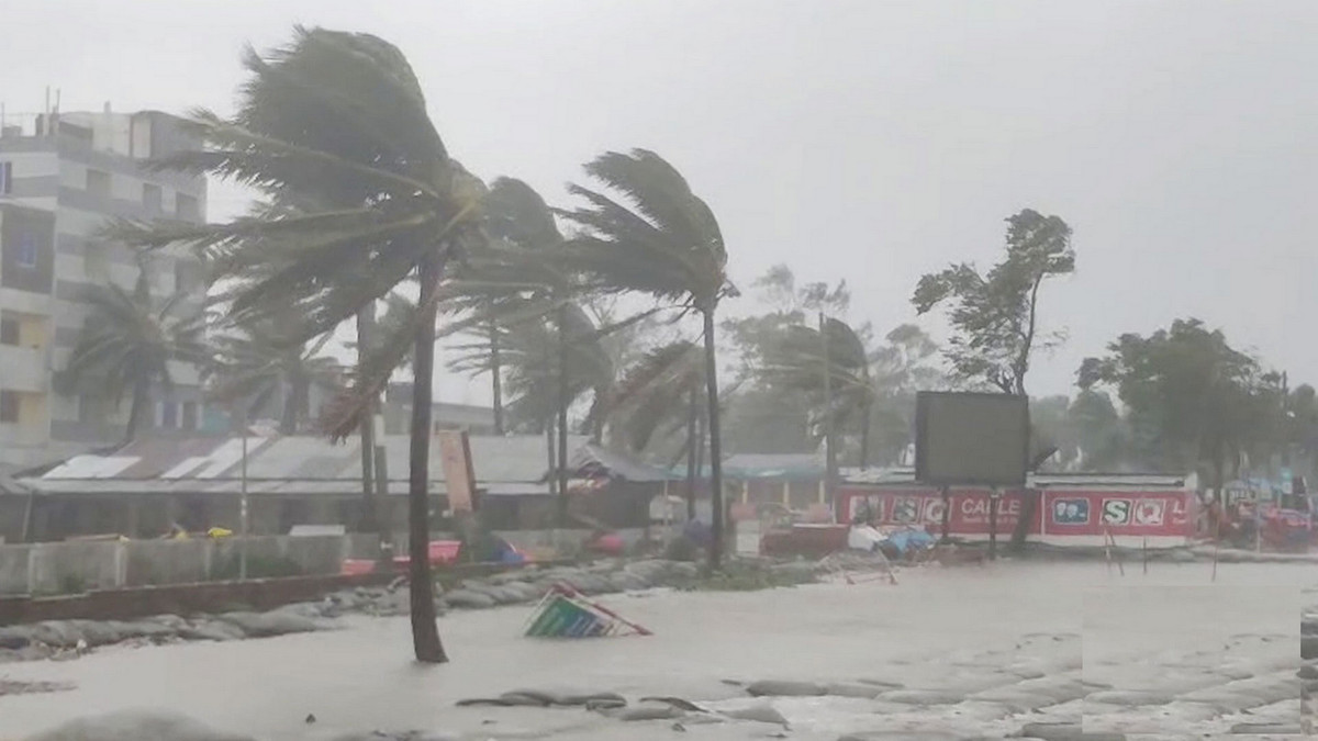 আবহাওয়ার সতর্কতা: সন্ধ্যার মধ্যে ৩ অঞ্চলে তীব্র ঝড়ের পূর্বাভাস