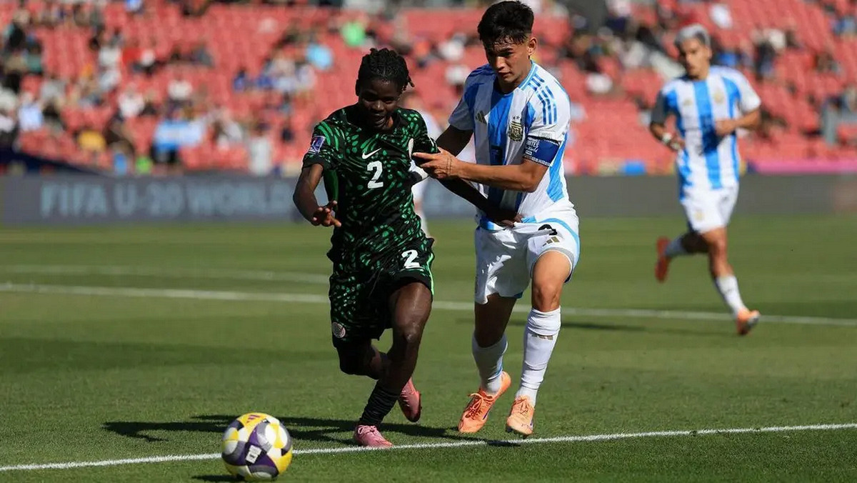 ফুটবল বিশ্বে শোকের ছায়া: মাঠেই প্রান হারালেন তারকা স্ট্রাইকার