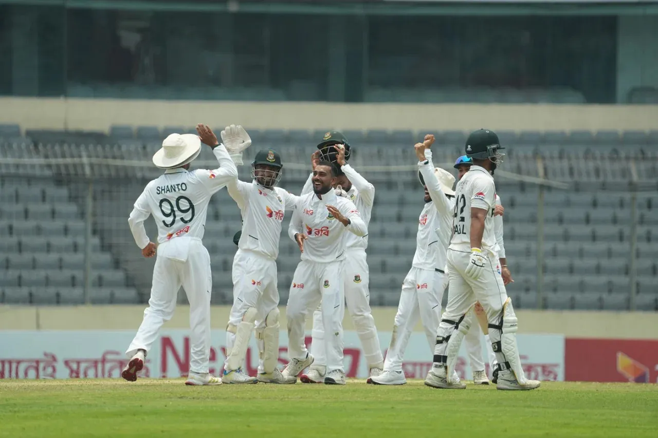 চলছে বাংলাদেশ বনাম পাকিস্তান প্রথম টেস্ট: তৃতীয় দিনের খেলা দেখুন সরাসরি