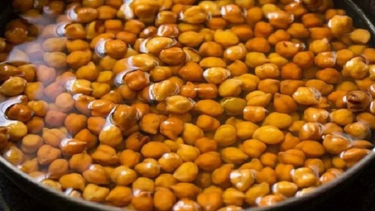 নিয়মিত ভেজানো ছোলা খাচ্ছেন? জানুন উপকারিতা, ক্ষতি ও কারা খাবেন
