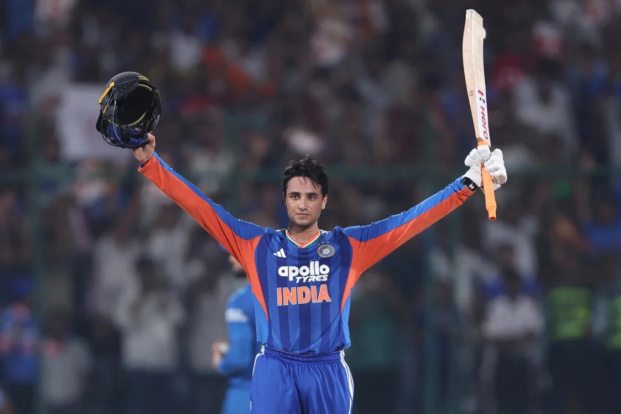 ৩৪ বলে ১০৮! অভিষেকের তাণ্ডবে ভারতের ২২১ রান