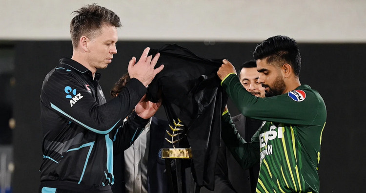 পাকিস্তান বনাম নিউজিল্যান্ড: ২ বলে শেষ প্রথম টি-টোয়েন্টি ম্যাচ