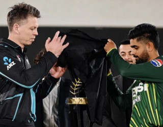 পাকিস্তান বনাম নিউজিল্যান্ড: ২ বলে শেষ প্রথম টি-টোয়েন্টি ম্যাচ