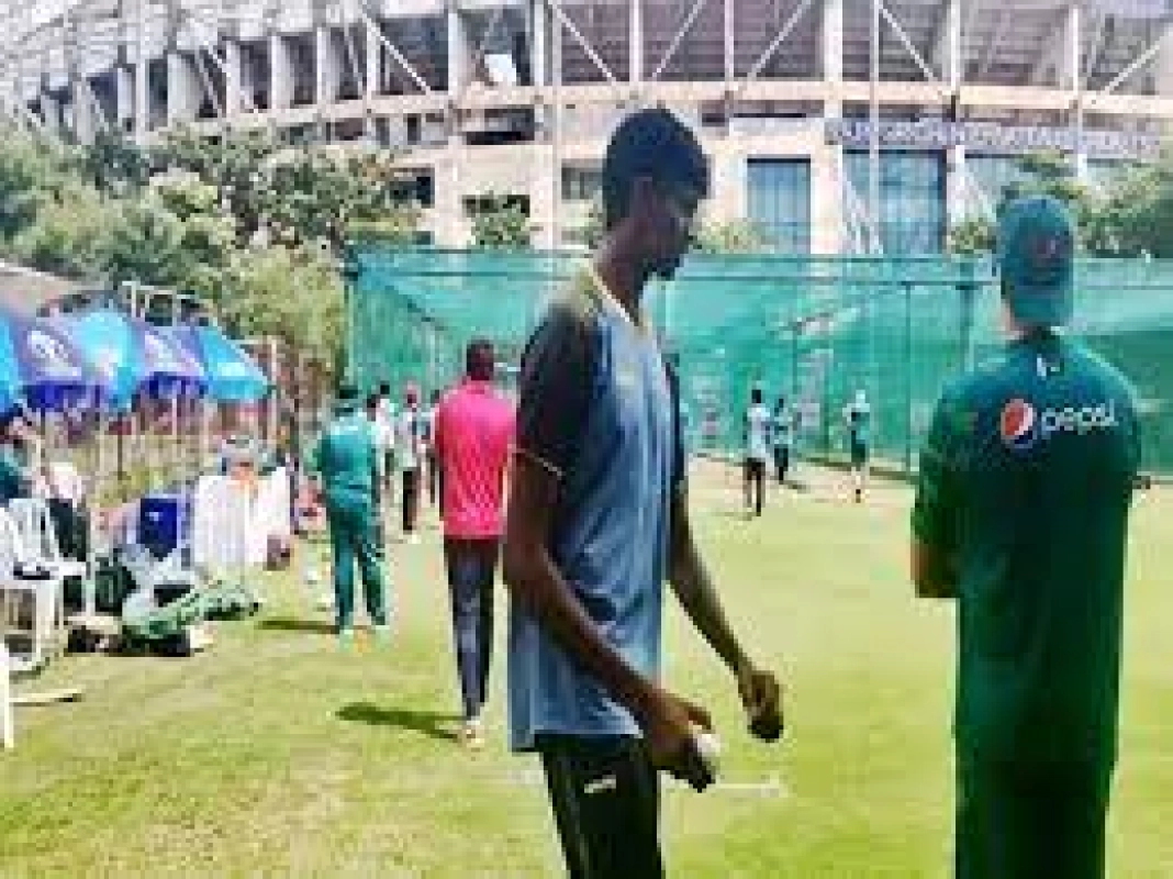পাকিস্তানের নেটে ৬ ফুট ৯ ইঞ্চি লম্বা কে এই ফাস্ট বোলার