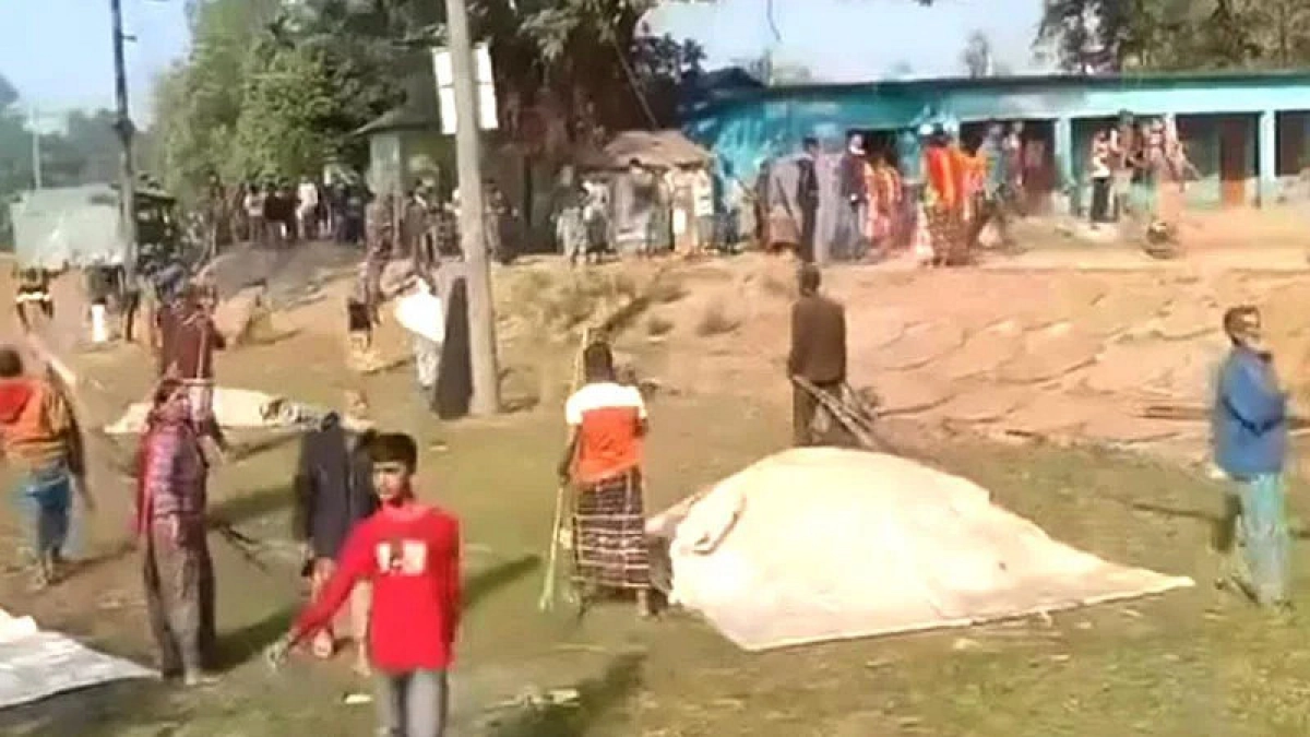 ব্রেকিং নিউজ: দফায় দফায় সং ঘ র্ষে আ হ ত ৫০, নিয়েন্ত্রনে অতিরিক্ত পুলিশ মোতায়েন