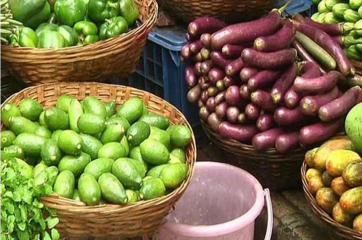 বাজারে লেবু শসা ও বেগুনের দাম বেড়েছে
