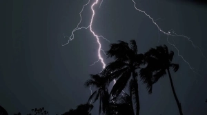 আজ রাতের মধ্যে দুই বিভাগে তীব্র ঝড়ের আশঙ্কা