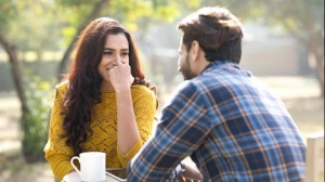 যে ৭টি লক্ষণ দেখলেই বুঝবেন সে আপনাকে গোপনে ভালোবাসে