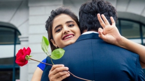এই ৩টি আচরণ দেখলেই বুঝবেন মেয়েটি আপনাকে গোপনে ভালোবাসে
