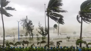 রাত ১টা মধ্যে ৬০ কিলোমিটার বেগে ধয়ে আসছে ঘূর্ণি ঝড়
