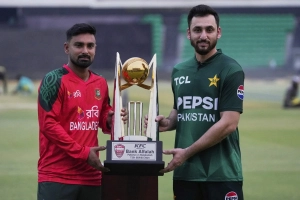 টস জিতে ব্যাটিংয়ে পাকিস্তান