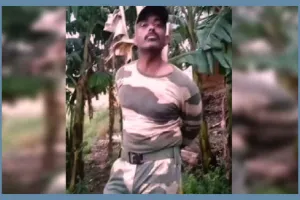 চাঁপাইনবাবগঞ্জে বিএসএফ জওয়ান আটক, কলাগাছে বেঁধে রাখে জনতা