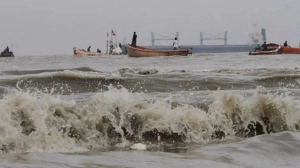 আসছে অতি ভারী বৃষ্টি ও ঝোড়ো হাওয়া, চার বন্দরে ৩ নম্বর সতর্কতা