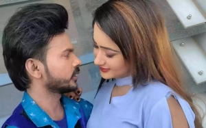 পরকীয়ার সময় স্ত্রী রিয়ামনিকে হাতেনাতে ধরলেন হিরো আলম